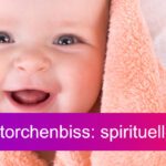 Storchenbiss mit Spiritueller Bedeutung Titelbild Baby im Handtuch lachend