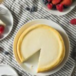 Fluffige Käsekuchen ohne Boden am Teller Titelbild
